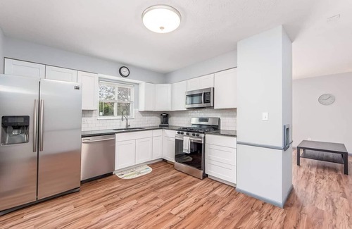 Columbus House | Huge New 4BR/2.5BA home w/big back yard and deck