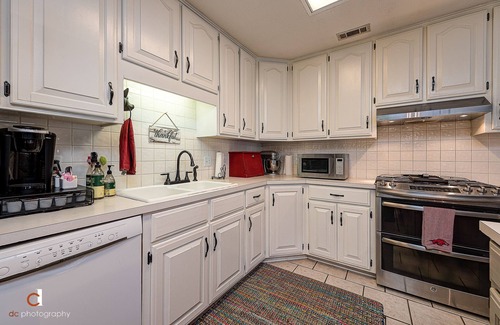 Fayetteville House | Huge Open Floor Plan 5 Bedroom/3 full bath Home 4.5 miles from U of A