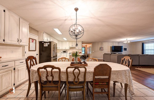 Fayetteville House | Huge Open Floor Plan 5 Bedroom/3 full bath Home 4.5 miles from U of A