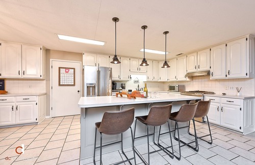 Fayetteville House | Huge Open Floor Plan 5 Bedroom/3 full bath Home 4.5 miles from U of A