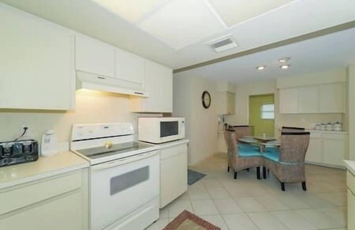 Laurel House | Huge ❤ Pool, Close to Beaches, Restaurants & Shops