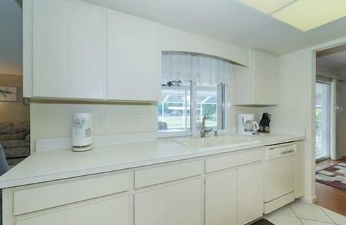 Laurel House | Huge ❤ Pool, Close to Beaches, Restaurants & Shops