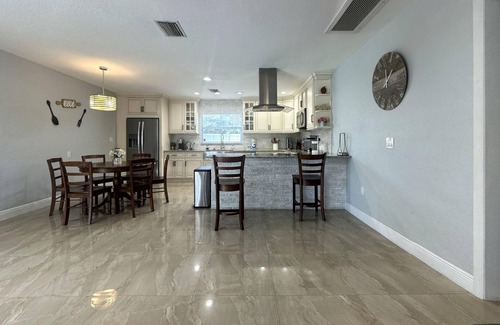 Clearwater House | HUGE POOL/LANAI-DART BOARD-NEAR BEACH/BOTANICAL GARDEN/LAKE/PARKS/SHOPPING MALL!