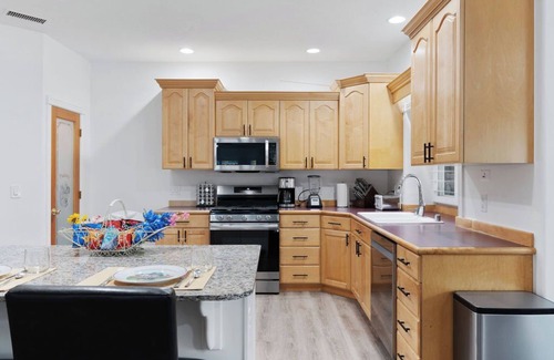 Riverton House | HUGE reunion ctr 30+, 16 BR, 8.5 bath, pets