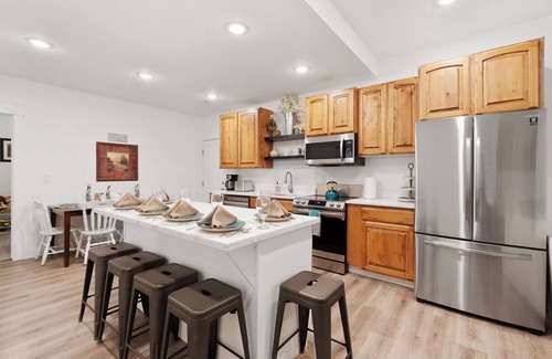 Riverton House | HUGE reunion ctr 30+, 16 BR, 8.5 bath, pets
