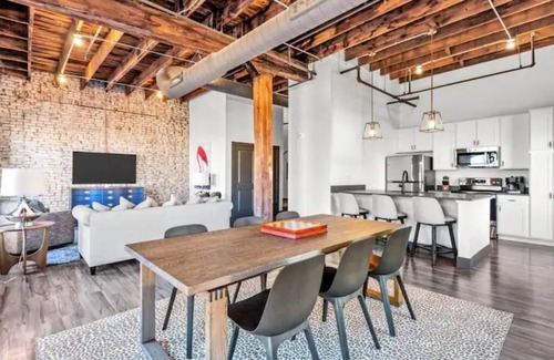 Downtown St. Louis Apartment | Huge Riverfront Loft - Walk to Conventions, Arch, Stadiums & Casino