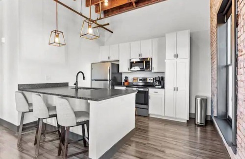 Downtown St. Louis Apartment | Huge Riverfront Loft - Walk to Conventions, Arch, Stadiums & Casino