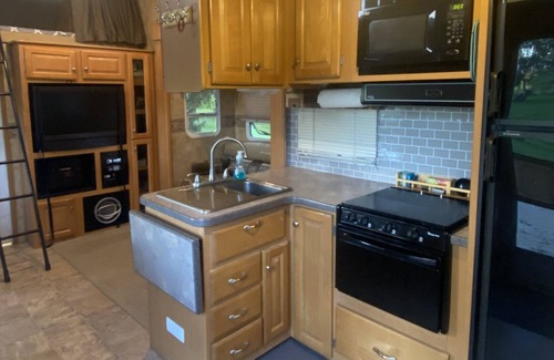 Powell House | Huge RV in a quiet, country location, Sleeps 8-12.