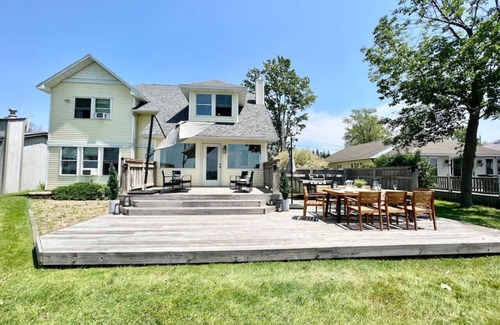 Sandy Creek House | HUGE Sandy Pond Lake House & Bunkhouse-Sleeps 18!