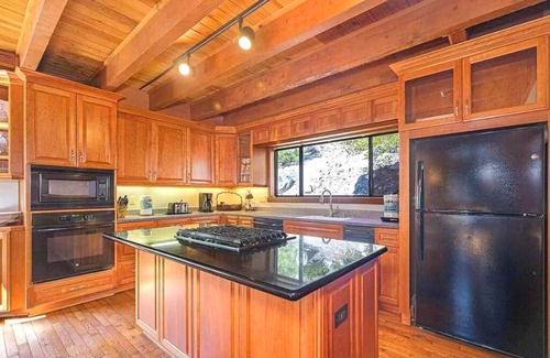 Tahoe Village Cabin | 🎿 Huge Ski In/Out with Best Views @ Heavenly! 🐻 The Bear on the Roof - 16ppl