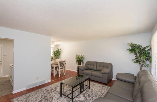 Berwick House | Huge & Spacious 4BR Home in the heart of DSM