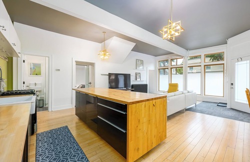 Macalester - Groveland House | HUGE & Sunny 16 Bed Home~Arcade~ Event Space~Theatre, in the BEST Location!