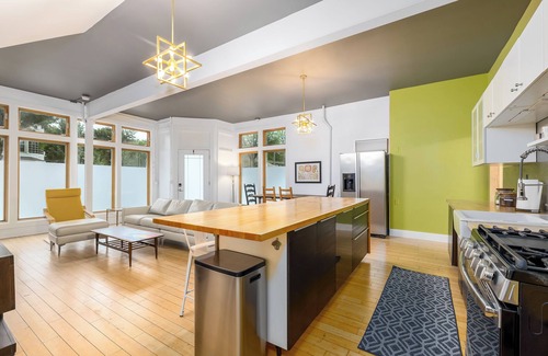 Macalester - Groveland House | HUGE & Sunny 16 Bed Home~Arcade~ Event Space~Theatre, in the BEST Location!