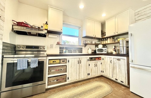 Fredericksburg House | Huge Views/Quiet/Nature/Outdoor Tub - The Stained Glass Palace