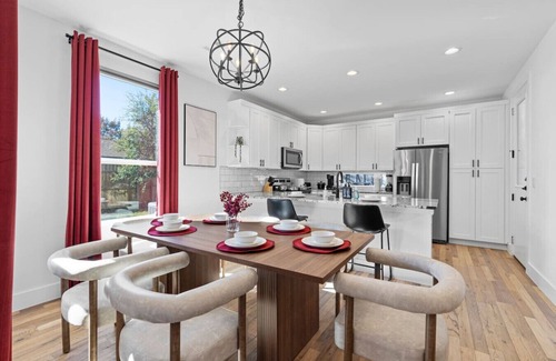 University Hills and Windsor Park House | Huge Windsor Park Home | Sleeps 12 | 14 Min to DTX