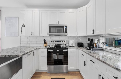 University Hills and Windsor Park House | Huge Windsor Park Home | Sleeps 12 | 14 Min to DTX