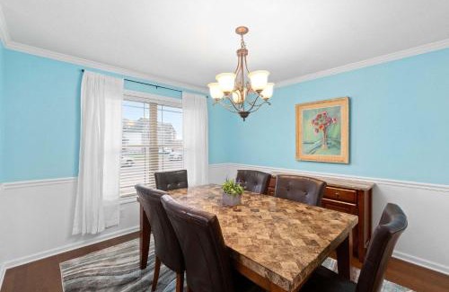 Clarksville House | Huge Yard&Deck Mins to Airport - Beds on Brewster