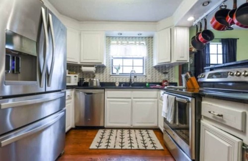 Athens House | Huge Yard & Mins to UGA - The Glory Glory Doghouse