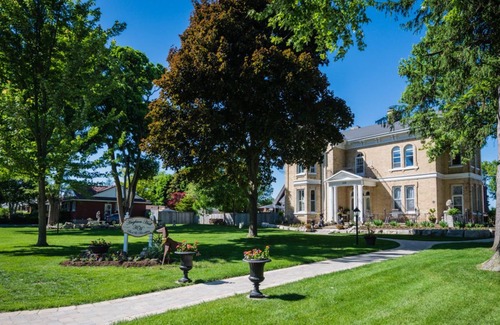 Stratford Bed & Breakfast | Hughson Hall Bed & Breakfast
