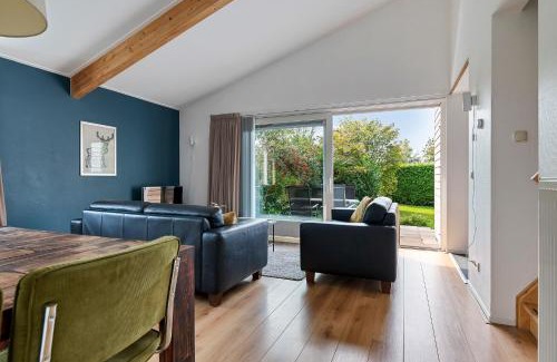 Grou House | Huis Mosk heeft grote tuin op het zuiden en nabij meer
