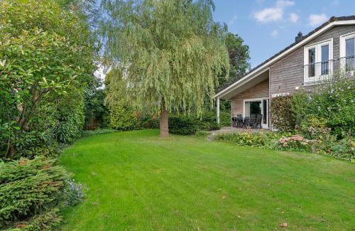 Grou House | Huis Specht is perfect voor vakantie nabij meer en tuin op zuiden