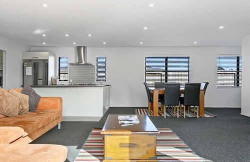 Rangatira Park House | Huka Falls Getaway in Taupo, walk to town and the famous Huka falls