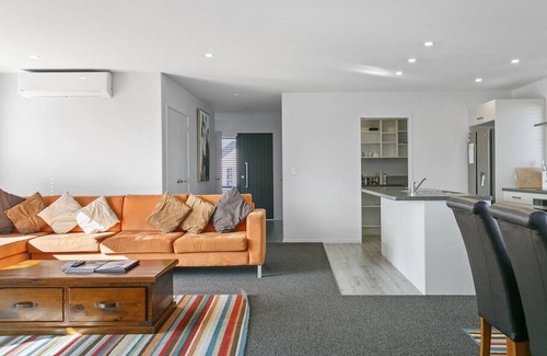 Rangatira Park House | Huka Falls Getaway in Taupo, walk to town and the famous Huka falls
