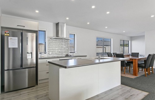 Rangatira Park House | Huka Falls Getaway in Taupo, walk to town and the famous Huka falls