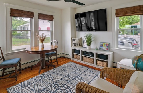 Hull House | Hull Home Close to Beaches: Yard + Furnished Deck!