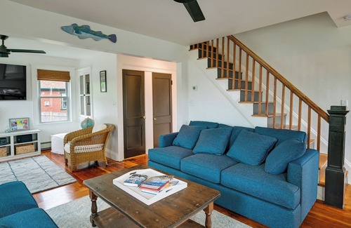 Hull House | Hull Home Close to Beaches: Yard + Furnished Deck!