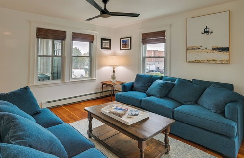 Hull House | Hull Home Close to Beaches: Yard + Furnished Deck!