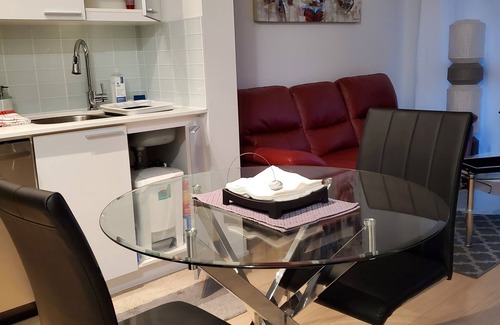 Humber Bay Condo | Humberbay Park! Airport, Downtown Toronto! Condominium, pool, parking n Clean!