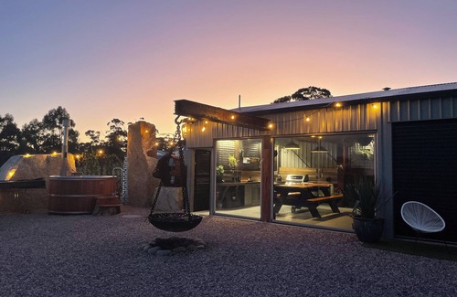 St Helens Apartment | Humbug Views - Bunk House & Hot Tub!