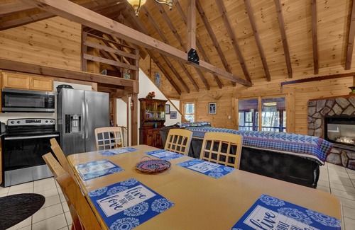 Rockbridge Cabin | Hummingbird Cabin with Indoor Saltwater Pool