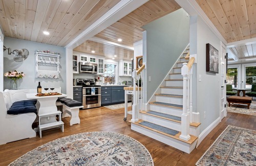 Windham House | Hummingbird Hollow: 4BR, Lakefront, Private Beach