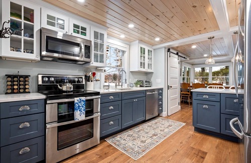 Windham House | Hummingbird Hollow: 4BR, Lakefront, Private Beach