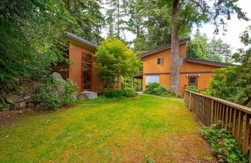 Bowen Island House | Hummingbird Hut · Adorable ocean, mountain & forest view guest suite