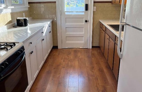Norwood House | Hunter #1, Private One Bed near Xavier & Downtown