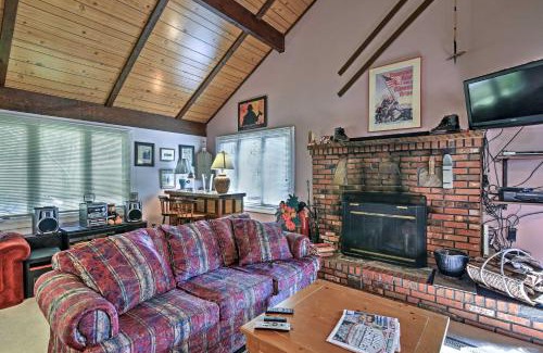 Hunter House | Hunter Hideaway with Yard and Deck 3 Mi to Ski Slopes