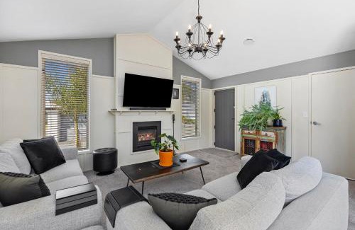 Papamoa Beach House | Hunter Lodge - Papamoa Beach Holiday Home
