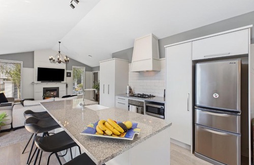 Papamoa Beach House | Hunter Lodge - Papamoa Beach Holiday Home