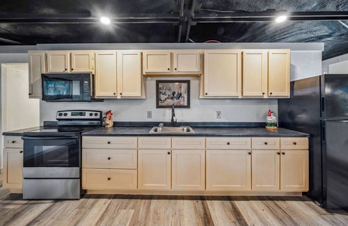 Paluxy Cabin | Hunter's Cabin-Cedar Point Cabin