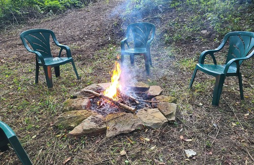 Bladensburg House | Hunter's Cottage Near Creek with Firepit + Hiking