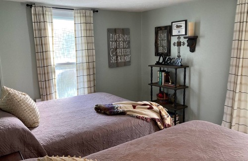 Eddyville House | Hunters & Fishermen Welcome! Cozy Country Cottage w/ Fireplace near Lake Barkley