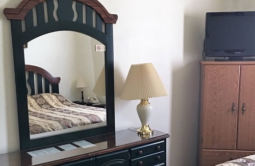 Chalk Hotel | Hunters Lodge Motel