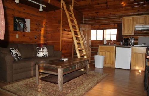 Greer House | "Hunters Retreat" a Rustic Cabin in the Pines. Pet Friendly