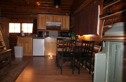 Greer House | "Hunters Retreat" a Rustic Cabin in the Pines. Pet Friendly