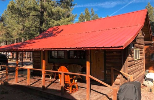 Greer House | "Hunters Retreat" a Rustic Cabin in the Pines. Pet Friendly