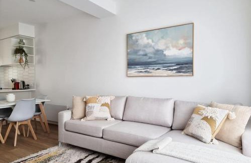 Auckland House | Huntington Townhouse with Patio and Parking