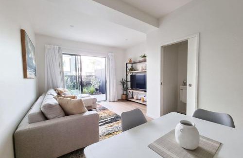 Auckland House | Huntington Townhouse with Patio and Parking